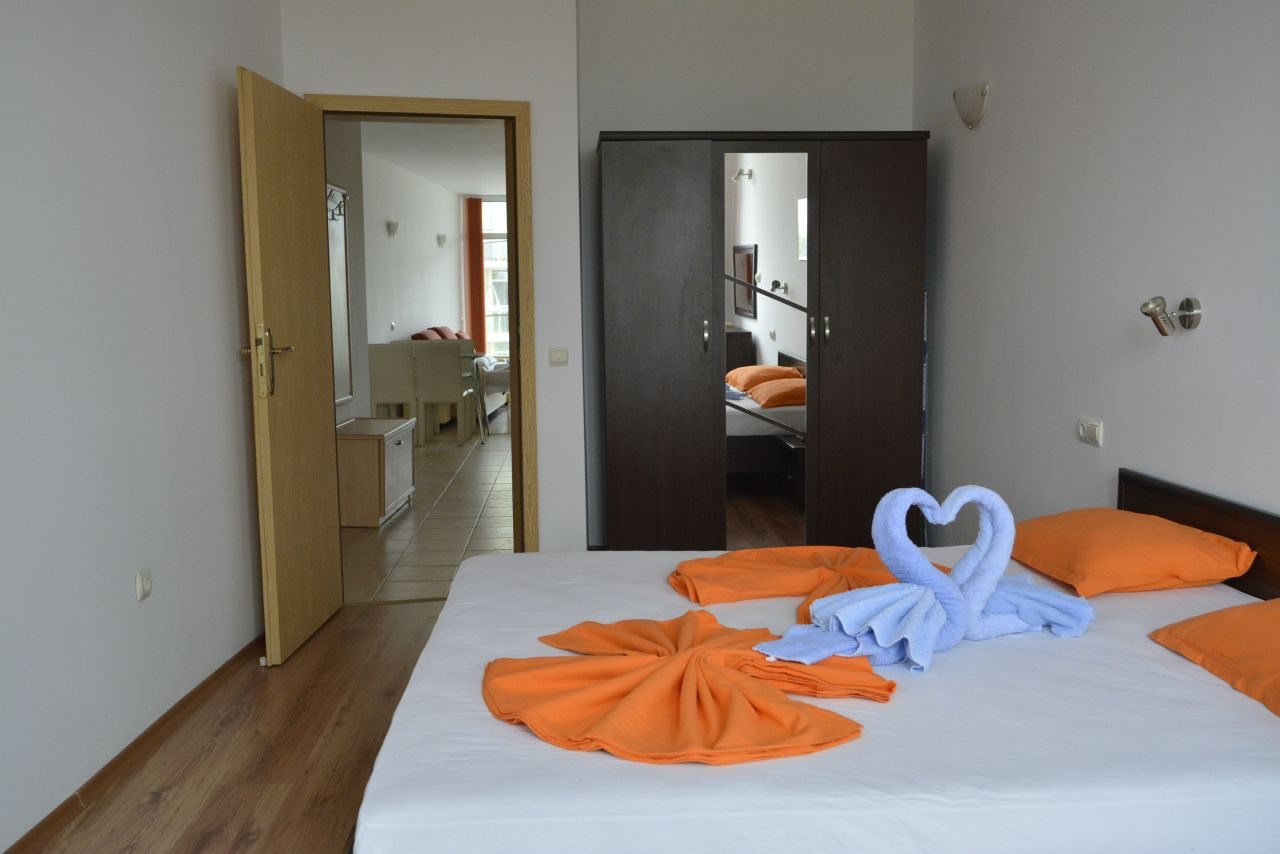 Bedroom with a double bed in the apartment