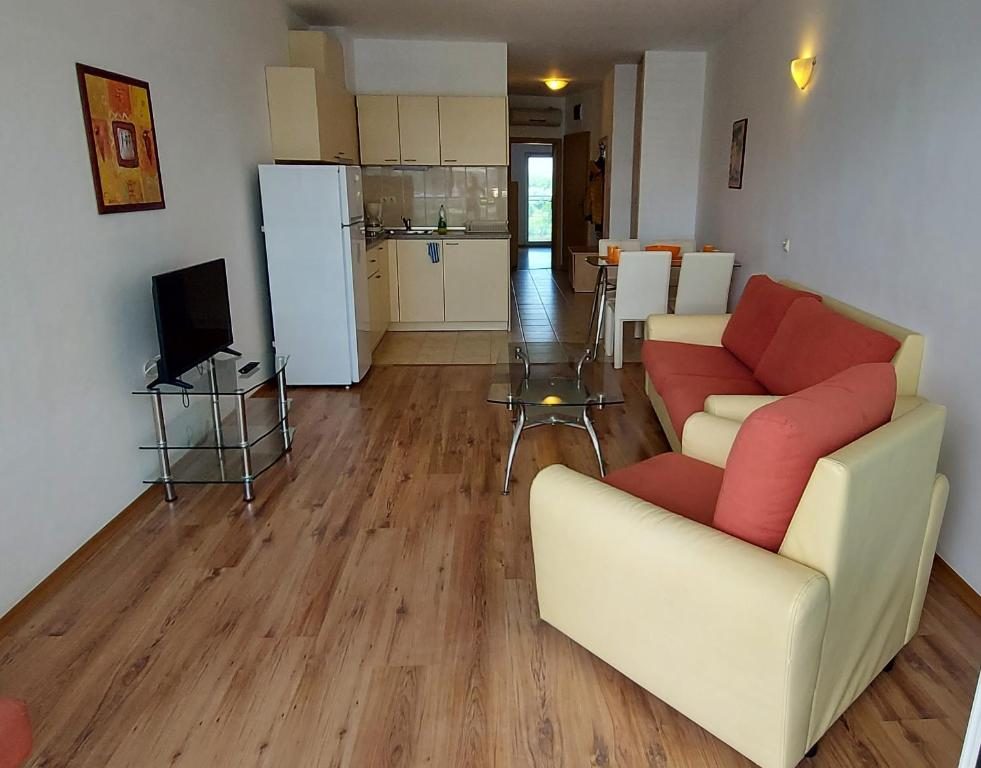 Living room with kitchenette and dining table