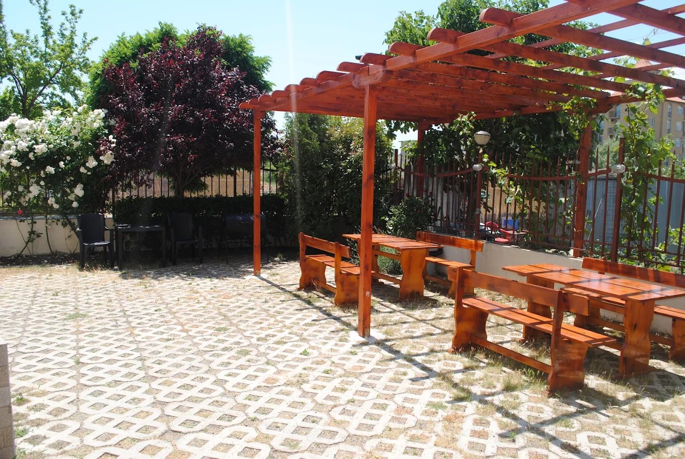 BBQ area with a pergola and tables in the garden