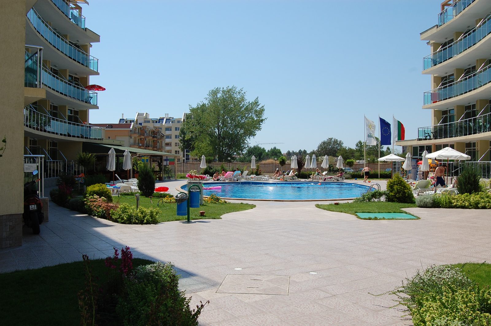 The courtyard between the two buildings