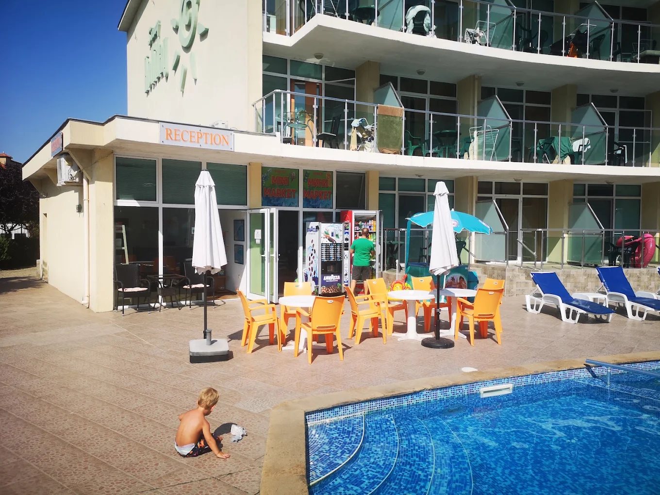 The reception and the minimarket by the pool